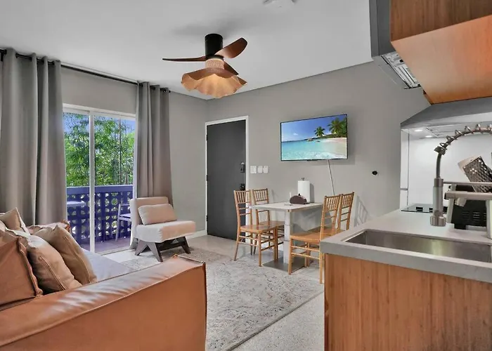 Pristine East Little Havana Suites - One Free Parking